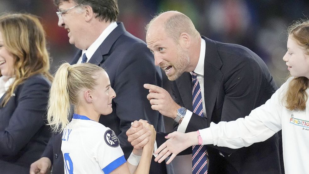 Gut gemacht: Prinz William beglückwünscht Siegtorschützin Chloe Kelly. Foto: Nick Potts/PA Wire/dpa