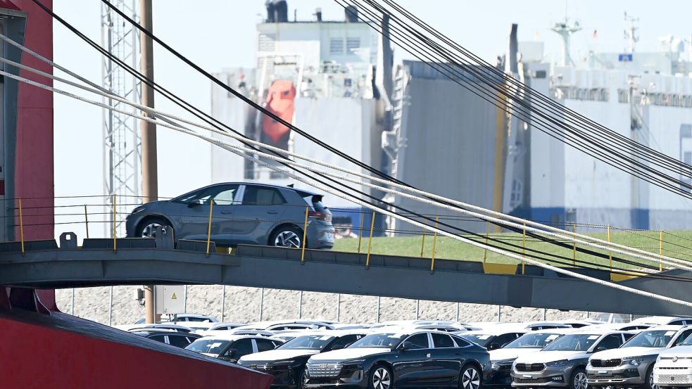 Importeure von europäischen Autos müssen in den USA künftig einen Zoll in Höhe von 15 Prozent zahlen - andersherum soll es keine Zölle mehr geben. (Archivbild) Foto: Lars Penning/dpa