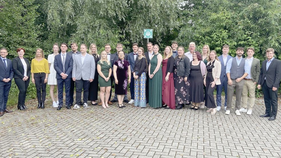 Die Steuerfachangestellten haben allen Grund zur Freude. Sie haben ihre Ausbildung abgeschlossen. Foto: privat