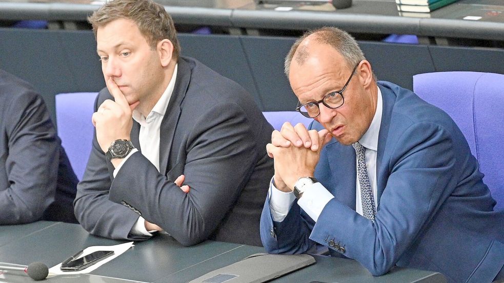 Die Lücke im Haushalt ist durch Kompromisse von SPD und Union größer geworden - Finanzminister Lars Klingbeil (SPD) und Kanzler Friedrich Merz (CDU) dürften nun noch einige Verhandlungen bevorstehen. (Archivbild) Foto: Niklas Treppner/dpa