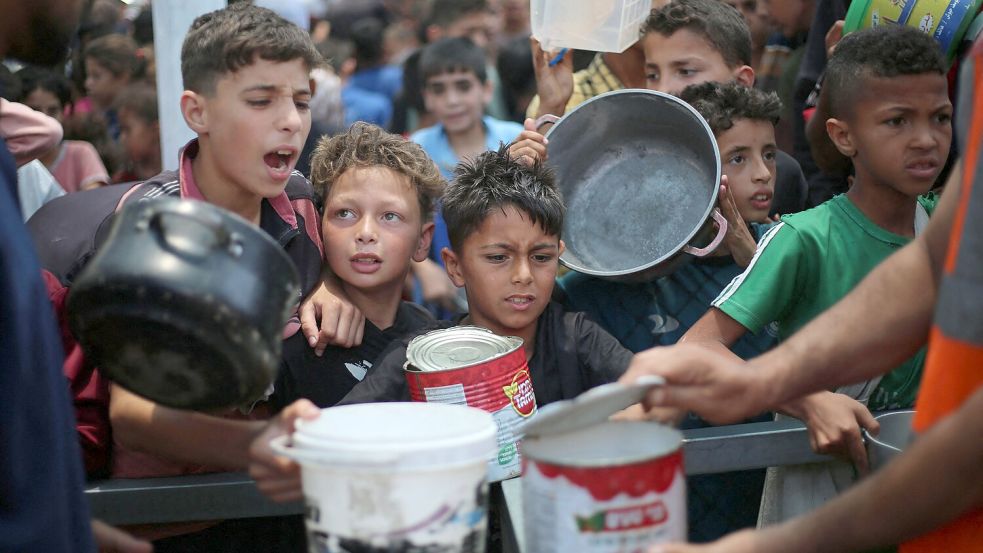 Palestinian children queue up for food at a distribution point in Nuseirat, in the central Gaza Strip, on June 11, 2025. Israel has faced growing condemnation over the humanitarian crisis in the war-ravaged Gaza Strip, where the United Nations has warned the entire population faces the risk of famine after no aid was allowed to enter for more than two months. (Photo by Eyad BABA / AFP) Foto: AFP/EYAD BABA