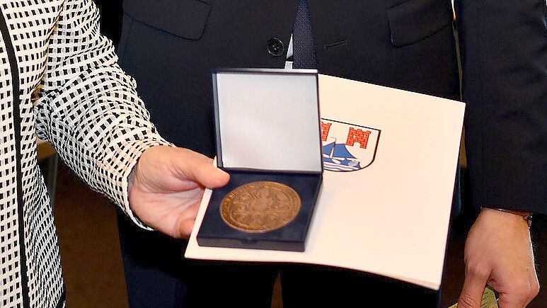 Mit der Focko-Ukena-Medaille ehrt die Gemeinde Moormerland ihre Kulturschaffenden. Foto: Melchert Stromann/Archiv