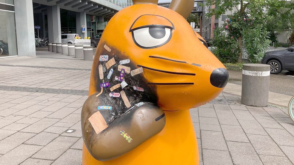 Die Maus-Figur vor dem WDR-Gebäude in Köln wurde mit vielen Pflastern versorgt. Foto: Jonas-Erik Schmidt/dpa