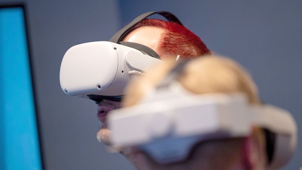 Avatare mit sichtbaren Anzeichen von Infektionen wurden über VR-Brillen gezeigt. (Symbolbild) Foto: Monika Skolimowska/dpa