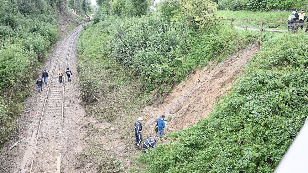 Nach ersten Erkenntnissen hat ein Hangrutsch das Unglück ausgelöst. Foto: Bernd Weißbrod/dpa