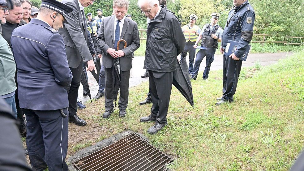 Ein Abwasserschacht soll übergelaufen sein. Foto: Bernd Weißbrod/dpa