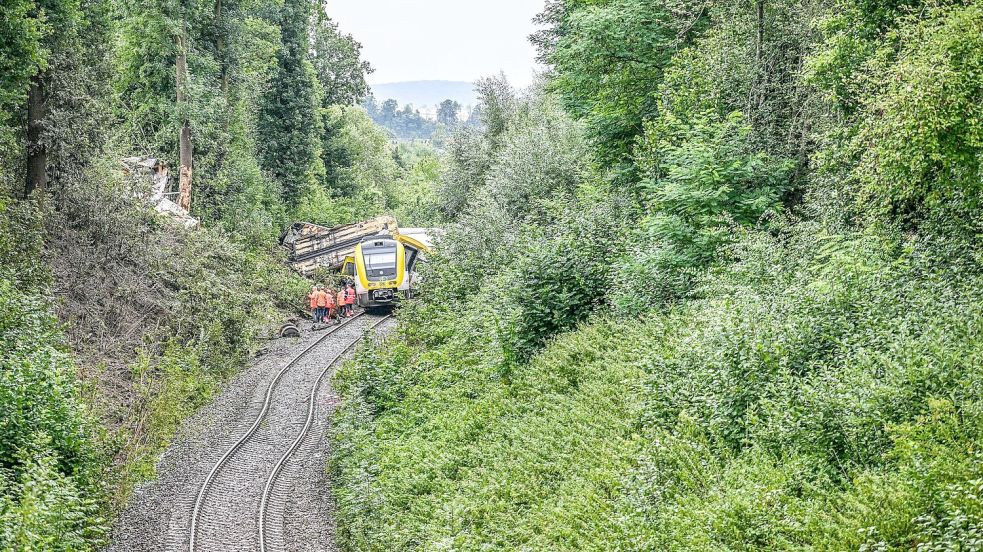 Die Unfallstelle ist umgeben von Hängen. Foto: Jason Tschepljakow/dpa