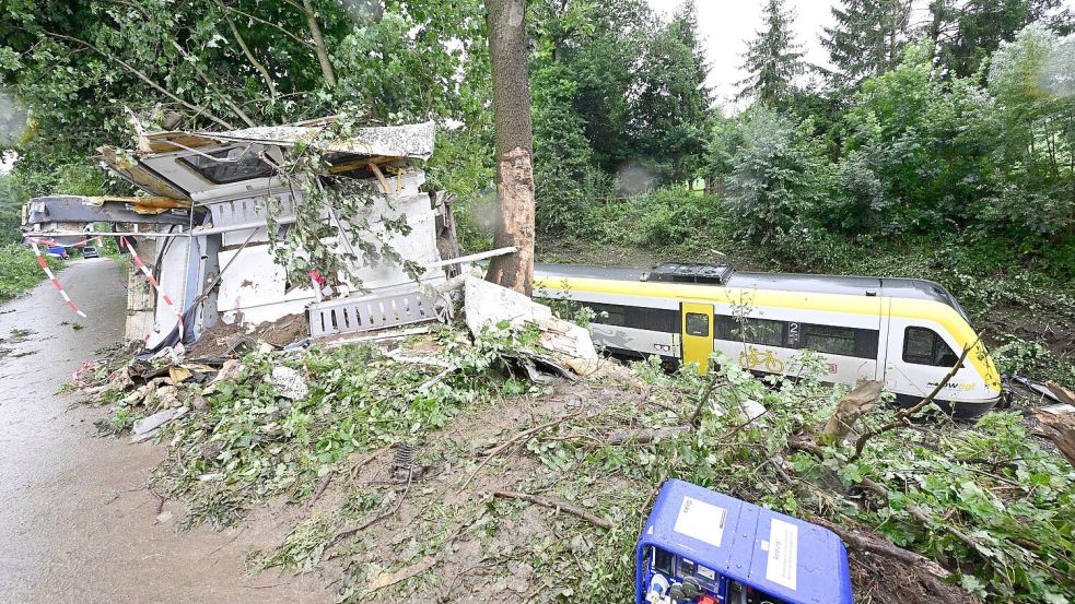„Und der Waggon davor war plötzlich nicht mehr da“: Zeugen berichten von dramatischen Szenen während und nach dem Zugunglück in Baden-Württemberg. Foto: dpa/Bernd Weißbrod