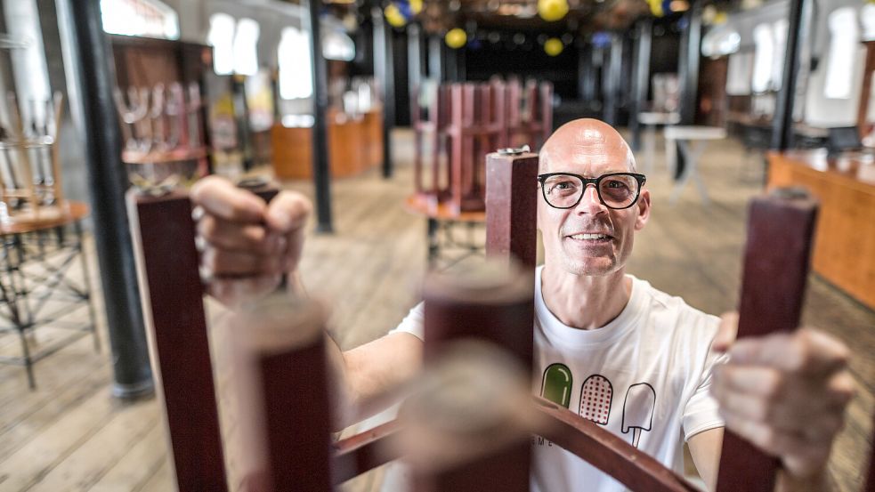 Marco Hanneken kümmert sich im Leeraner Zollhaus unter anderem um die Veranstaltungen und das Booking der Bands. Foto: Klaus Ortgies