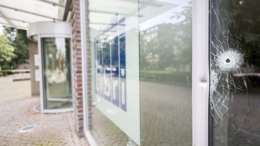 Die Polizei ermittelt nach Schüssen auf das Gebäude eines Buchgroßhändlers in Hamburg-Altona. Foto: Christian Charisius/dpa