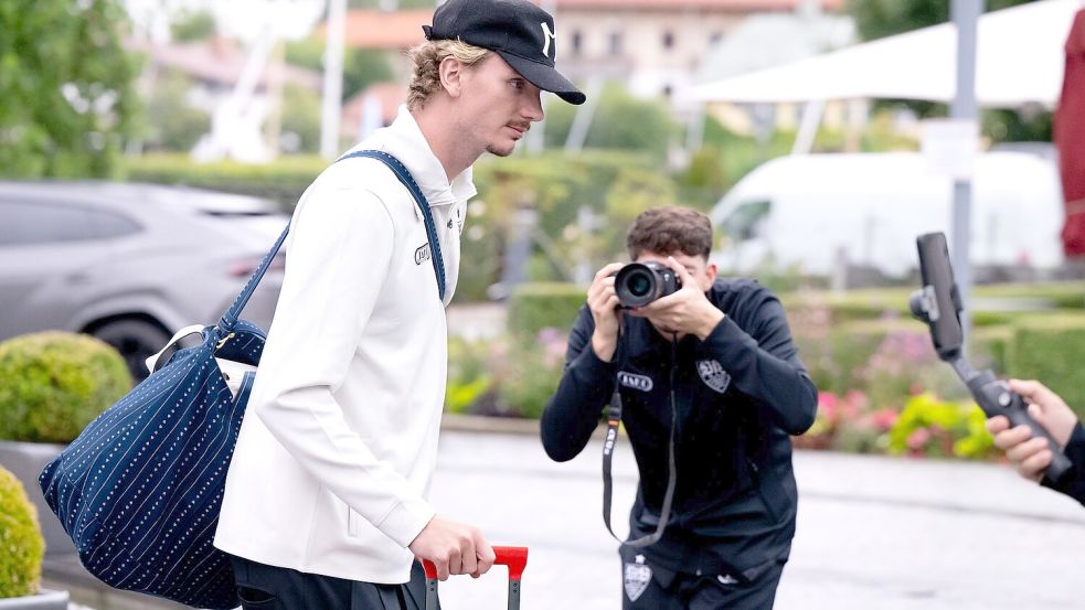 Nick Woltemade und der VfB Stuttgart kamen am Montag am Tegernsee an. Foto: Sven Hoppe/dpa