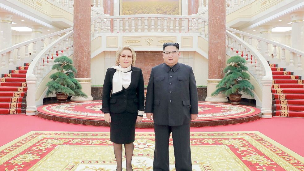 Valentina Matwijenko - hier bei einem Treffen mit Nordkoreas Staatschef Kim Jong Un - gilt als enge Vertraute von Kremlchef Wladimir Putin noch aus Petersburger Zeiten. (Archivbild) Foto: -/KCNA/dpa