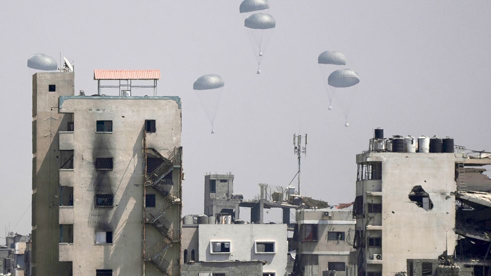Seit Sonntag werfen Jordanien und die Vereinigten Arabischen Emirate in Koordination mit der israelischen Armee Hilfsgüter aus der Luft über dem Gazastreifen ab. Foto: Jehad Alshrafi/AP/dpa