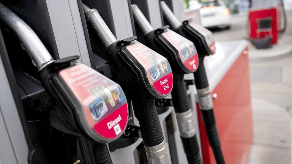 Die Preise für Diesel und Superbenzin haben sich in den vergangenen Jahren immer wieder angenähert. (Archivbild) Foto: Sven Hoppe/dpa