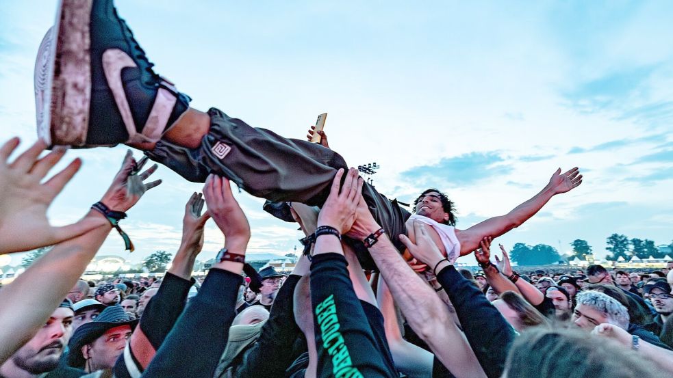 Crowdsurfing steht in Wacken auf der Tagesordnung. (Archivbild) Foto: Axel Heimken/dpa