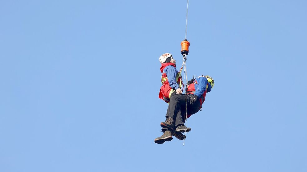 Bei Übungen wird die Rettung per Seilwinde mit dem Helikopter geprobt. (Archivbild) Foto: Matthias Bein/dpa