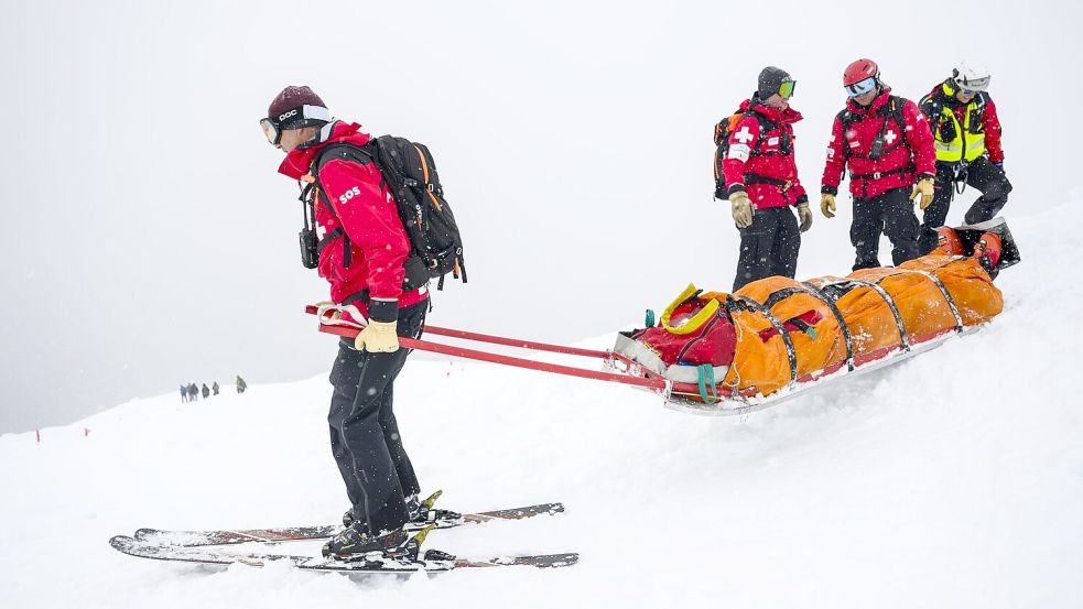 Bergretter sind oft unter widrigsten Wetterbedingungen im Einsatz (Archivbild) Foto: Jean-Christophe Bott/KEYSTONE/dpa