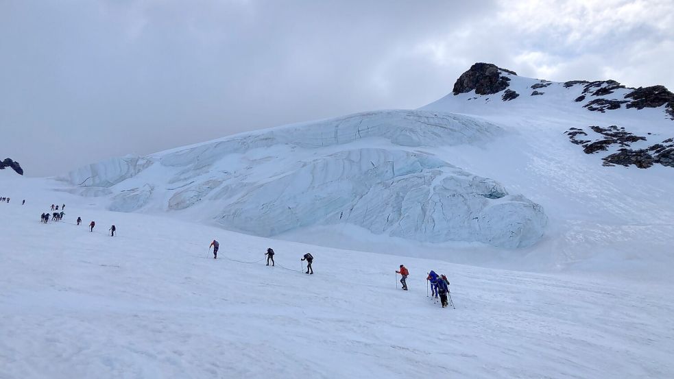 Auf dem Gletscher sind Bergsteiger angeseilt unterwegs - andernfalls drohen gefährliche Stürze in Gletscherspalten. Foto: Sabine Dobel/dpa