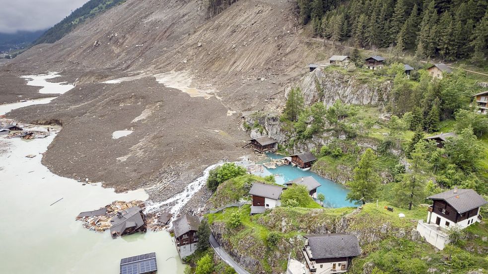 Ein Bergsturz zerstörte Ende Mai große Teile des Dorfes Blatten im Schweizer Kanton Wallis. (Archivbild) Foto: Michael Buholzer/KEYSTONE/dpa