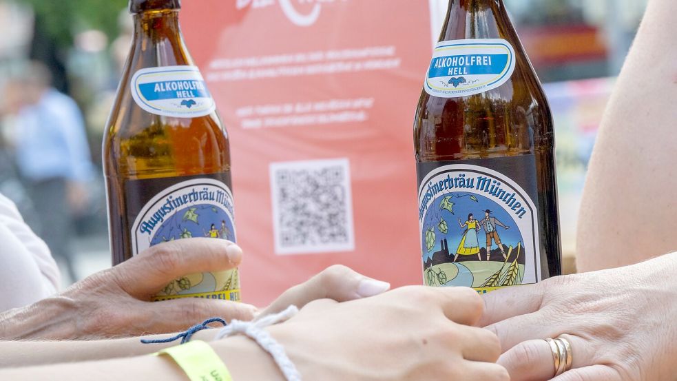 Immer öfter greifen Biertrinker zu alkoholfreien Sorten. Foto: Peter Kneffel/dpa