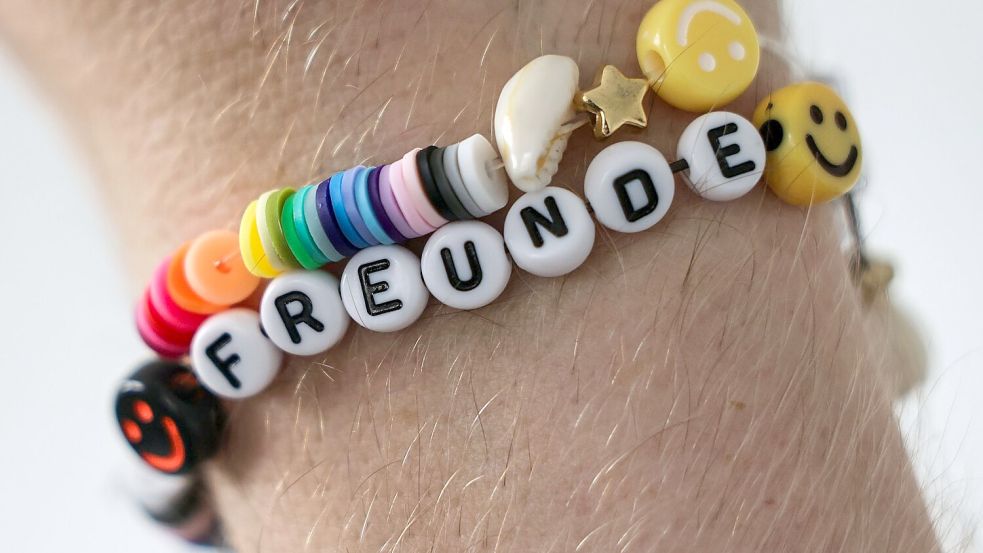 Freundschaften im realen Leben sind auch in Zeiten vieler Social-Media-Kontakte unverzichtbar. (Symbolbild) Foto: Oliver Berg/dpa