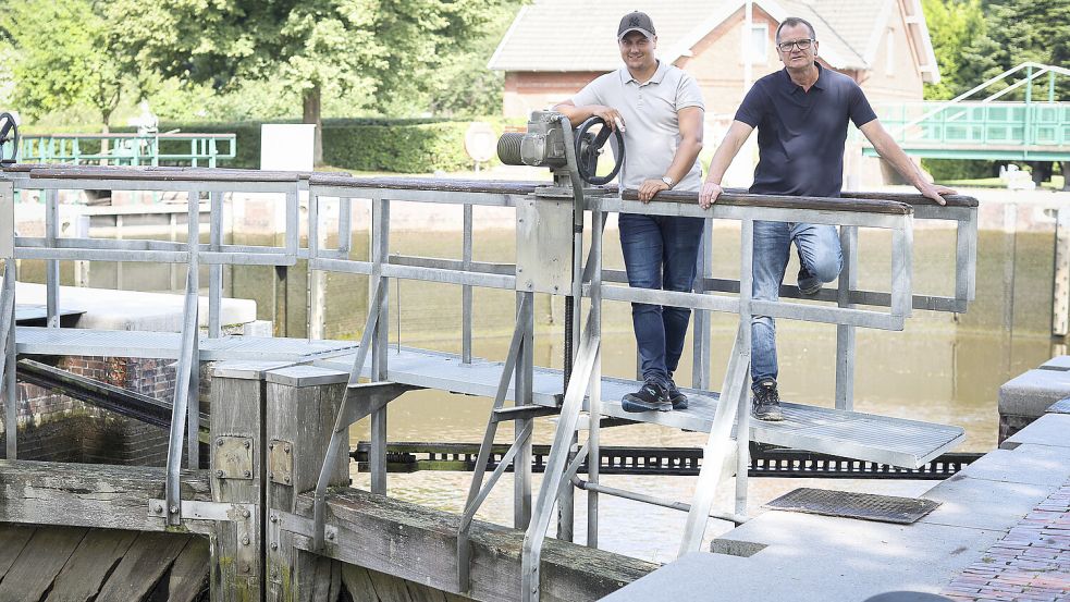 Alex van Raden (links) übernimmt das Amt des Schleusenwärters an der Kesselschleuse von Dieter Jacobs, der in Rente geht. Foto: Jens Doden/Emden