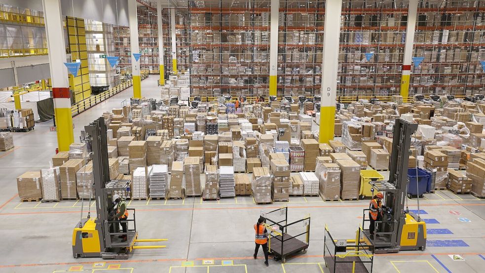 Ein Amazon-Logistikzentrum in Dummerstorf, Mecklenburg-Vorpommern. Der US-Konzern kündigt eine Lohnerhöhung für seine Logistik-Mitarbeiter in Deutschland an. Foto: Bernd Wüstneck/dpa