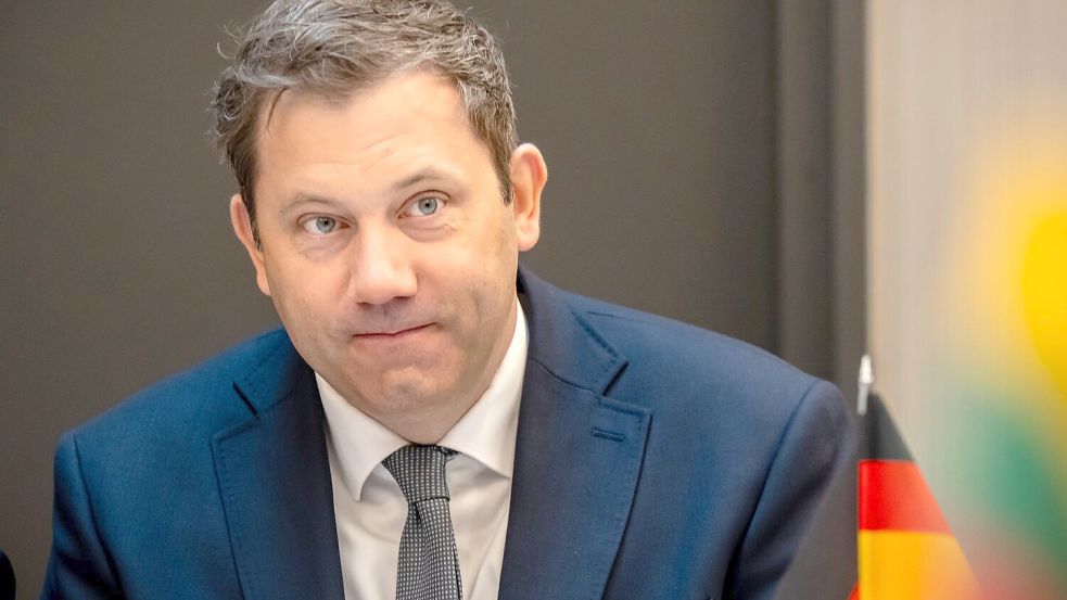 Bundesfinanzminister Lars Klingbeil (SPD) erinnert seine Kabinettskolleginnen und -kollegen ans Sparen. (Archivbild) Foto: Michael Kappeler/dpa