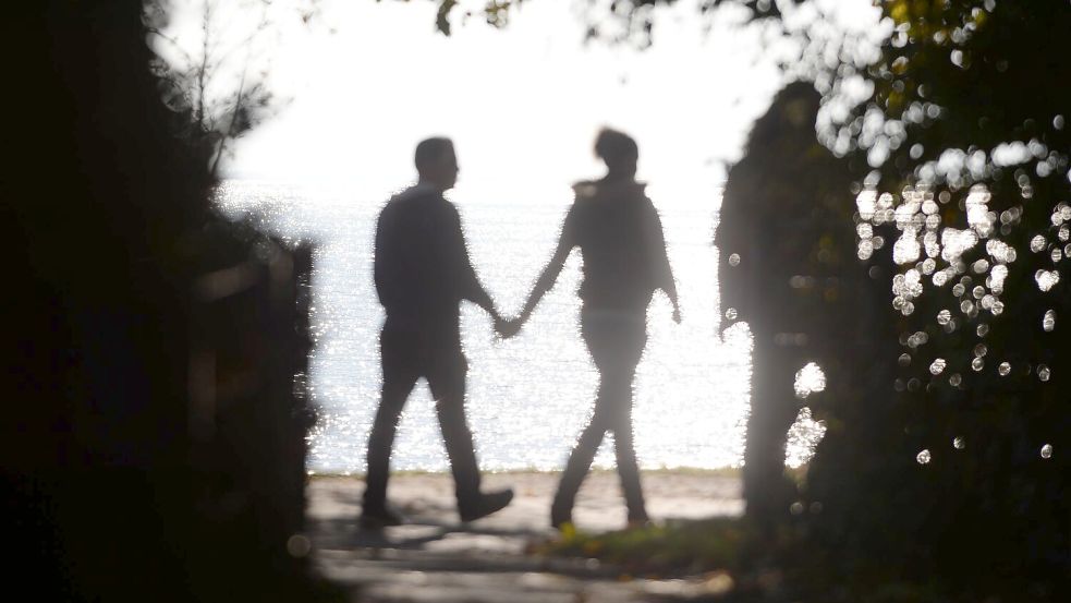 Männer können Frauen laut einer Studie an manchen Tagen besser riechen. (Symbolbild) Foto: picture alliance / dpa