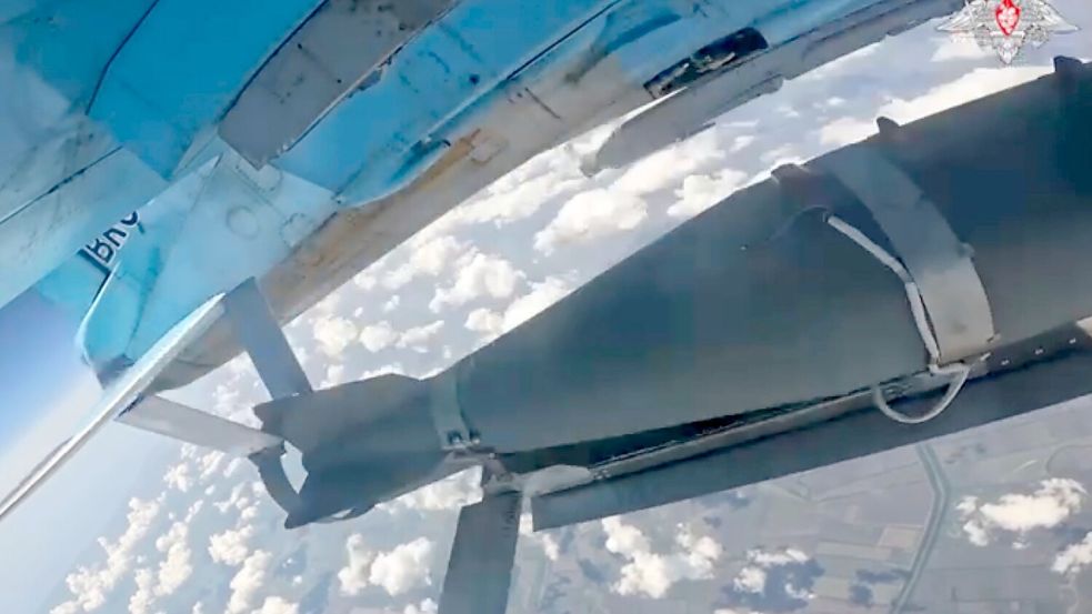 Eine russische Gleitbombe soll ein ukrainisches Gefängnis getroffen haben. (Archivbild) Foto: Uncredited/Rusian Defense Ministry Press Service/AP/dpa