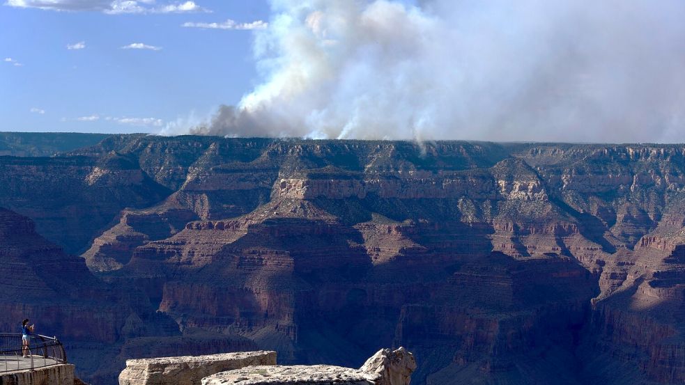 Seit Anfang Juli brennt das „Dragon Bravo Fire“ bereits. Foto: Jon Gambrell/AP/dpa