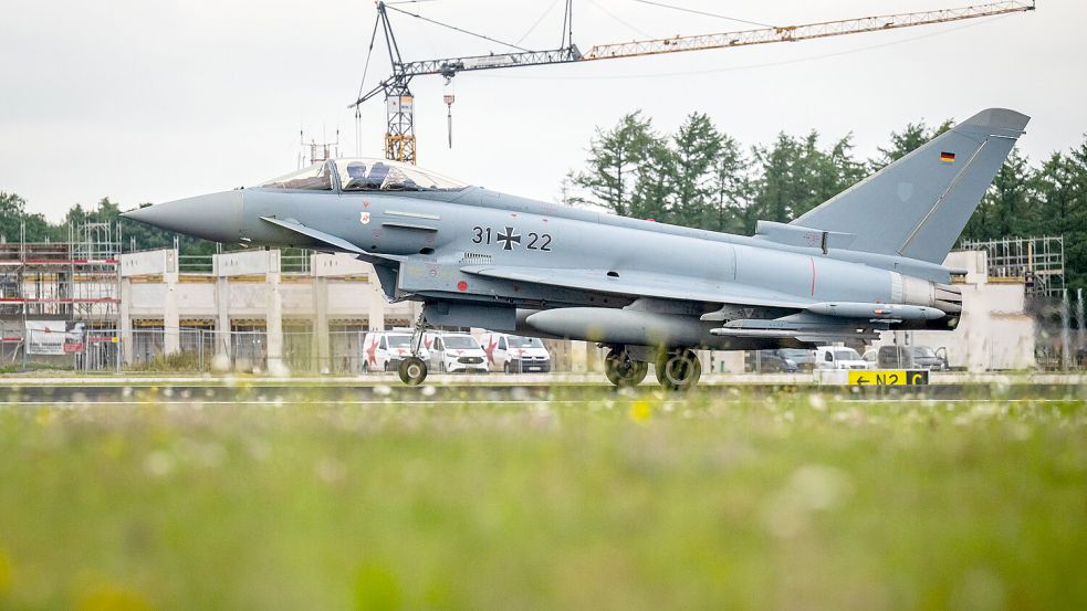 Ein Eurofighter landet am 17. Juli 2025 auf dem Flugplatz Wittmundhafen, auf dem weiterhin Bauarbeiten stattfinden. Foto: Sina Schuldt/dpa