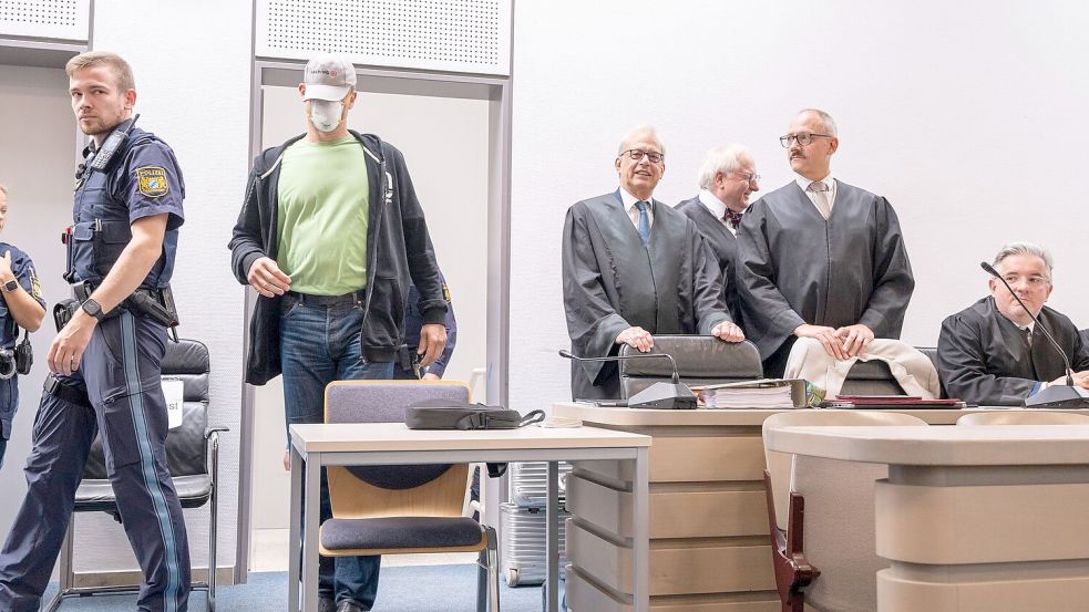 Der mutmaßliche Haupttäter kommt vor der Urteilsverkündung im Fall des Diebstahls des Manchinger Keltengoldes in den Gerichtssaal. Foto: Peter Kneffel/dpa