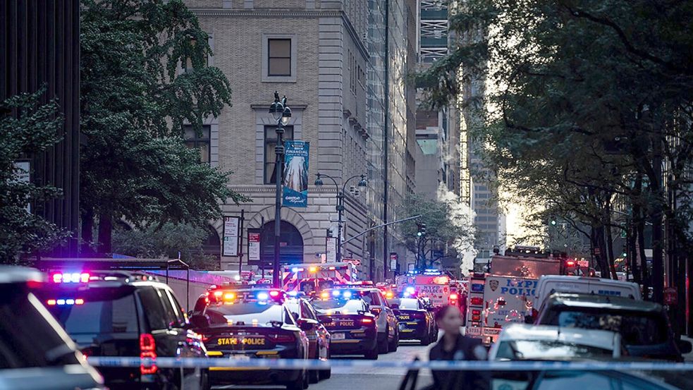 Großeinsatz der Polizei in New York nach einem Schussvorfall. Foto: Angelina Katsanis/AP/dpa