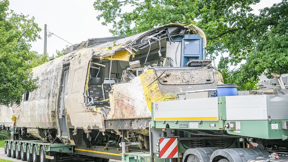 Ein Waggon ist zum Abtransport auf einen Tieflader verladen worden. Foto: Jason Tschepljakow/dpa