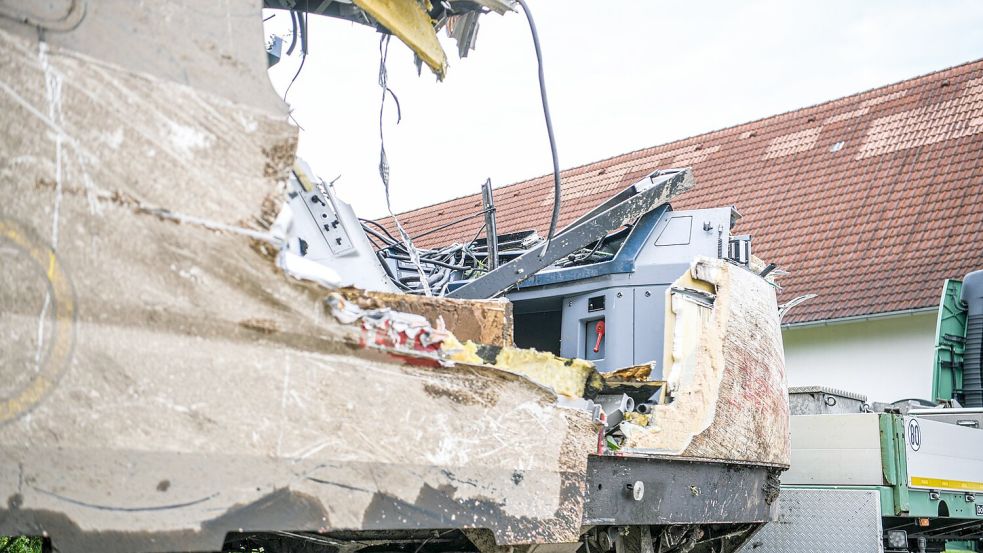 Die Überreste zeigen das Ausmaß des Unglücks. Foto: Jason Tschepljakow/dpa
