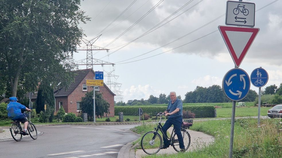 Ortsvorsteher Bernhard Siemons geht auf Nummer sicher und fährt entgegen des Uhrzeigersinns durch den Kreisel in Stapelmoorerheide, um besser von Autofahrern wahrgenommen zu werden. Foto: Tatjana Gettkowski