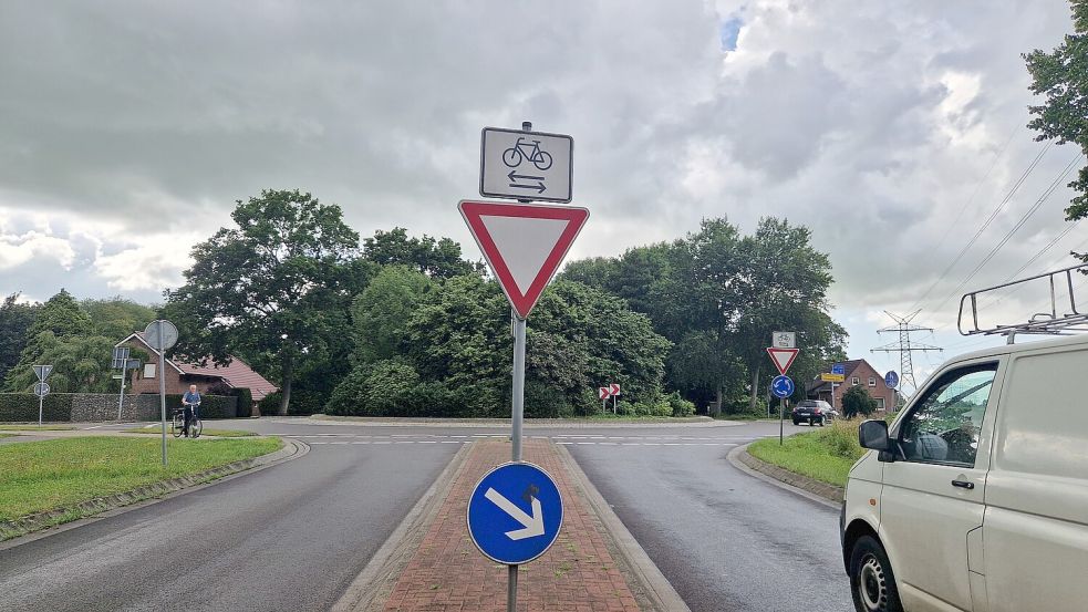 Nach der aktuellen Beschilderung dürfen Fahrradfahrer in beiden Fahrtrichtungen durch den Kreisel in Stapelmoorerheide fahren. Im Kreisel wenige Meter entfernt in Stapelmoor wurde die Verkehrsführung geändert, weil sie nicht mehr zulässig ist. Foto: Tatjana Gettkowski