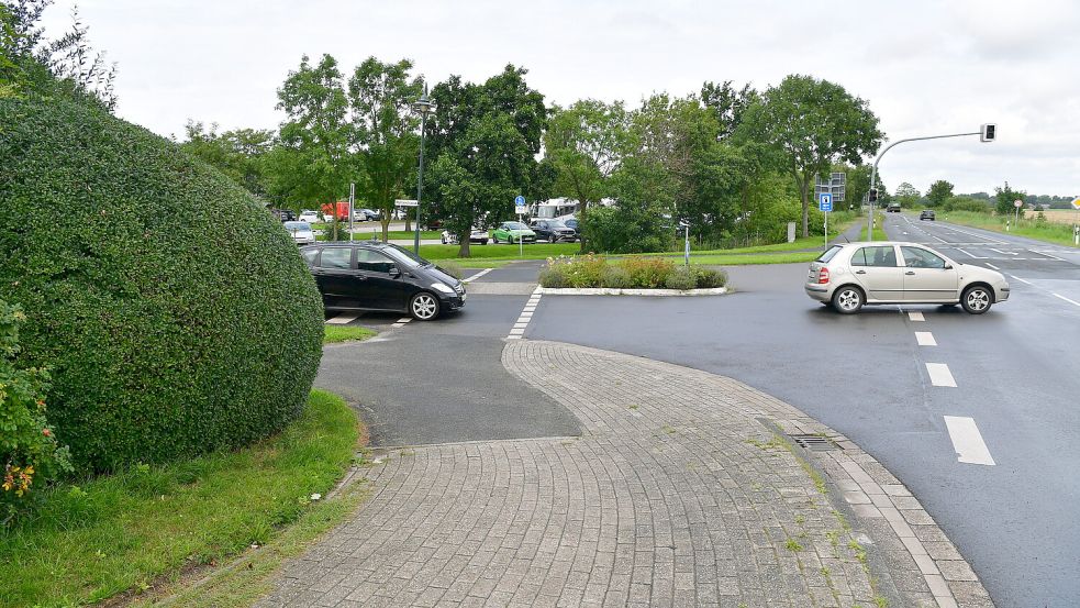 Hier machen viele Autofahrer etwas falsch: die Kreuzung von Mühlenstraße und Greetsieler Straße. Fotos: Heinz Wagenaar