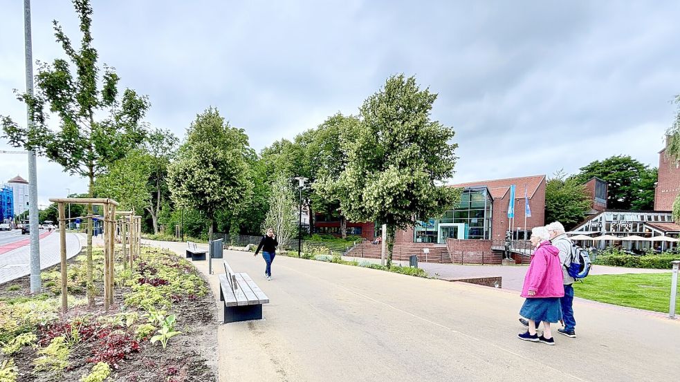 Die Kunstpromenade in Emden soll jetzt ausgebessert werden. Der Bodenbelag ist nicht so erstellt worden, wie von der Stadt in Auftrag gegeben, sagte Oberbürgermeister Tim Kruithoff schon im Januar in seiner Neujahrsrede. Fotos: Klaus Ortgies/Archiv