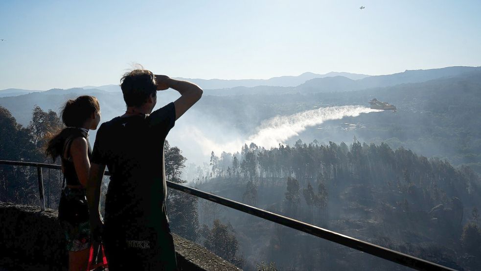 Bei einem Waldbrand westlich von Madrid waren Löschflugzeuge und -hubschrauber wie hier bei einem Feuer Ende Juli im Norden Spaniens im Einsatz. (Archivbild) Foto: Adrián Irago/EUROPA PRESS/dpa