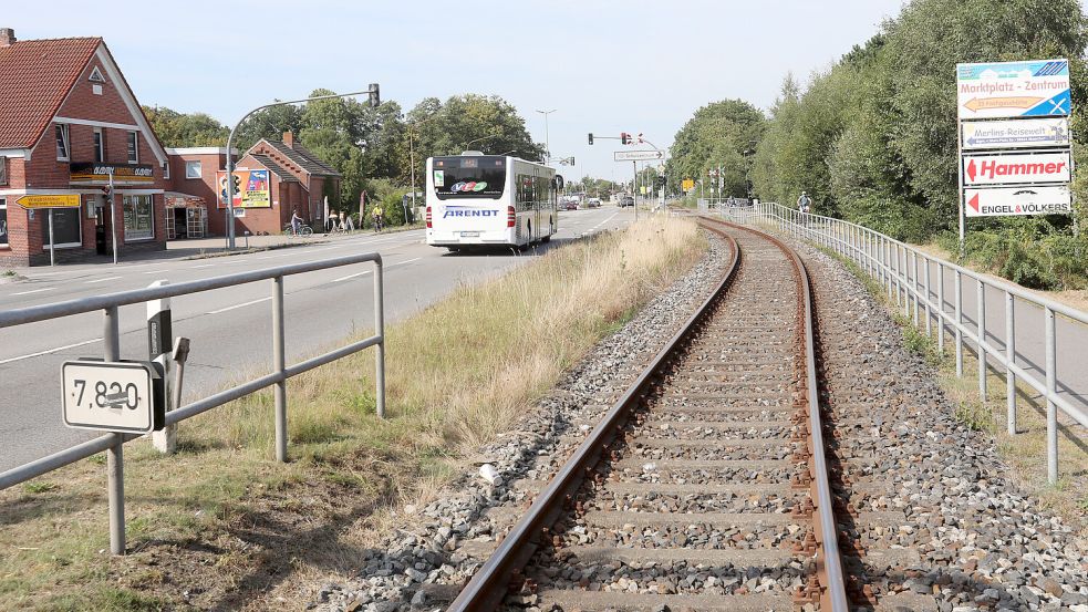 Die Bahnstrecke führt mitten durch Moordorf, parallel zur viel befahrenen Bundesstraße 72/210. Foto: Romuald Banik