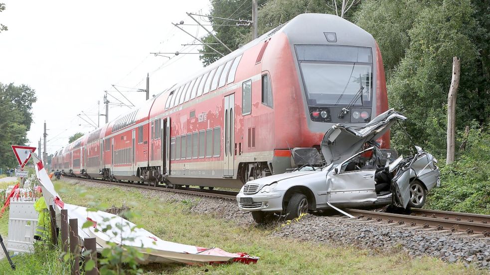 Zu dem Unfall mit dem Regionalexpress kam es an einem Bahnübergang. Foto: Christian Butt/dpa
