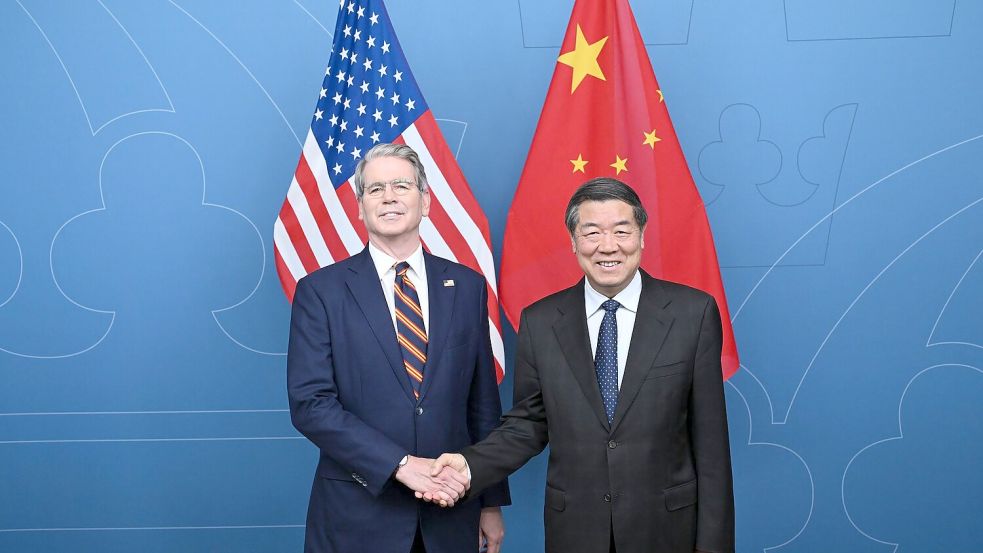 US-Finanzminister Scott Bessent (l) und Chinas Vize-Ministerpräsident He Lifeng trafen sich zu den Handelsgesprächen in Stockholm. Foto: Dai Tianfang/XinHua/dpa