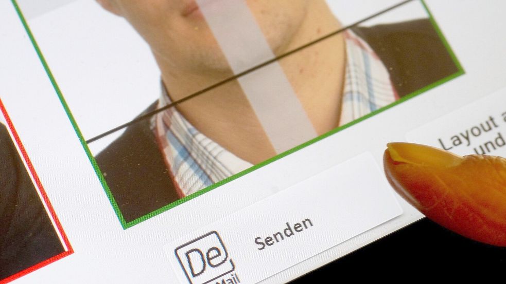 Ab August ist auf den Bürgerämtern Schluss mit Papierfotos. (Archivbild) Foto: Swen Pförtner/dpa