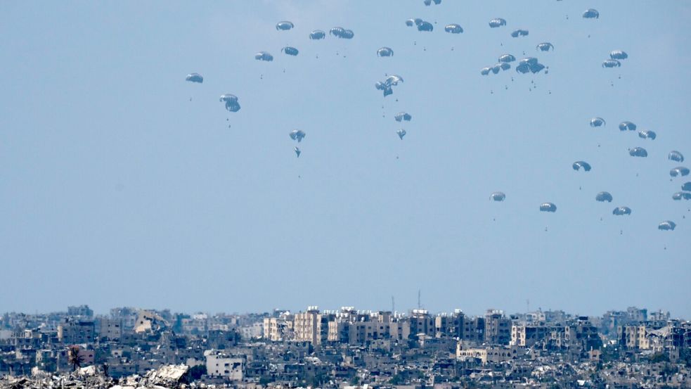 Bundeswehrmaschinen sollen sich an den Abwürfen von Hilfsgütern über Gaza beteiligen. (Archivbild) Foto: Maya Alleruzzo/AP/dpa
