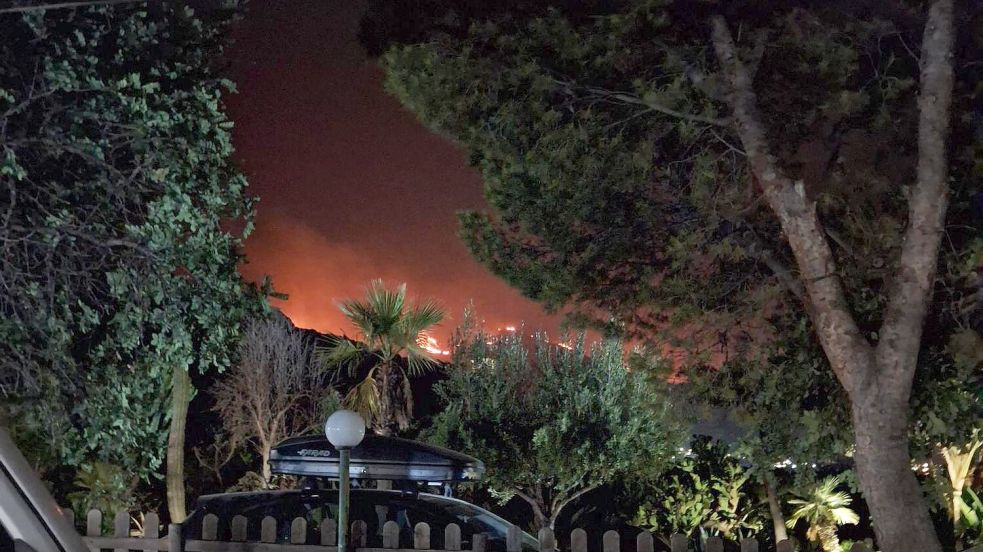 Der Feuerschein eines Waldbrands ist vom Campingplatz bei San Vito Lo Capo auf Sizilien aus gut zu erkennen. Fotos: Privat