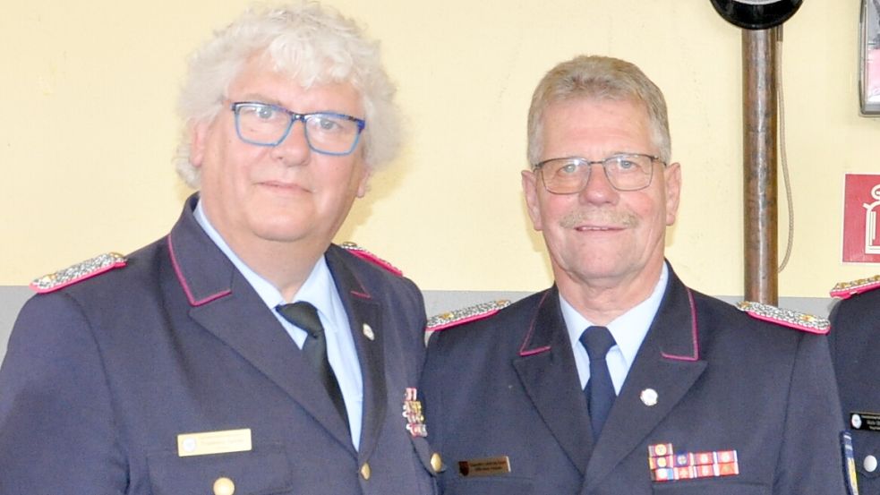 Der Präsident des Feuerwehrverbandes Ostfriesland zeichnete Dieter Helmers mit der Ehrennadel der Ostfriesischen Feuerwehren in Gold aus.