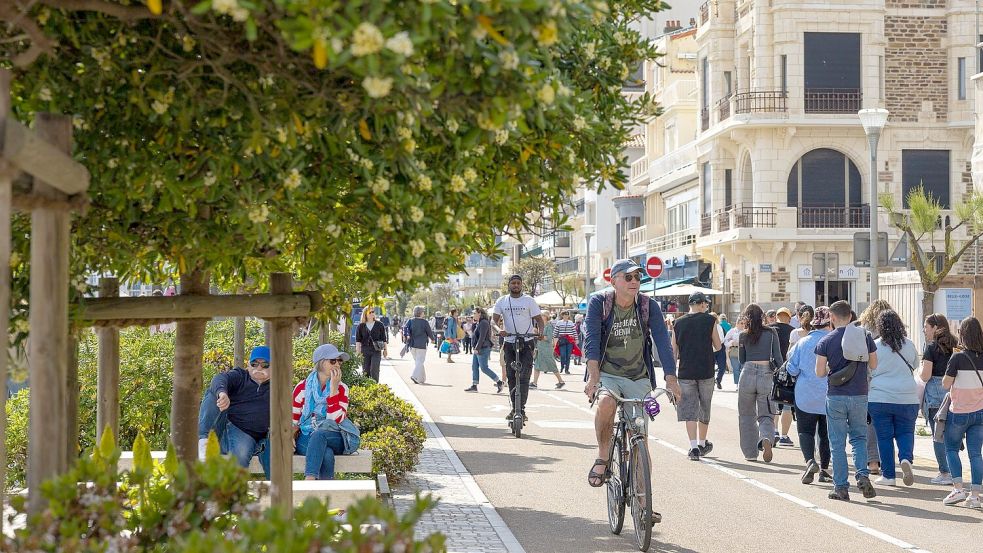 Strandtouristen in Les Sables-d’Olonne sollen nicht mehr in Badekleidung und mit nacktem Oberkörper in die Stadt hineinlaufen. Foto: -/Stadtverwaltung Les Sables-d’Olonne/dpa