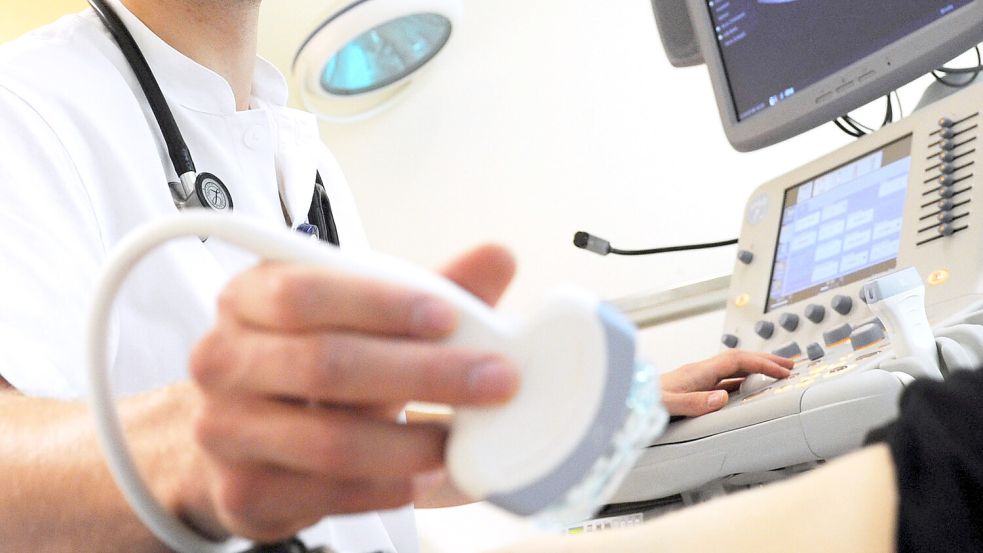 Ein Mediziner führt eine Ultraschall-Untersuchung durch. Symbolfoto: Angelika Warmuth/dpa
